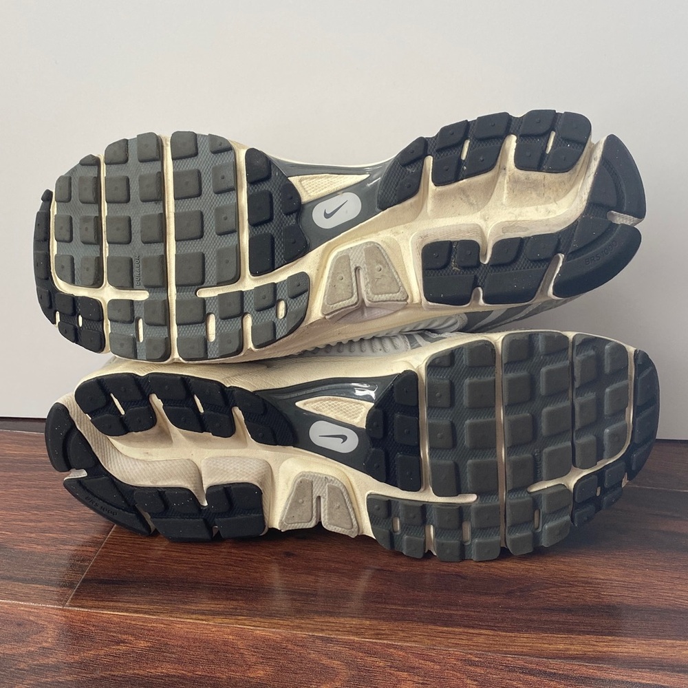 Nike Men's White and Gray Running Sneakers - Picture 10 of 11